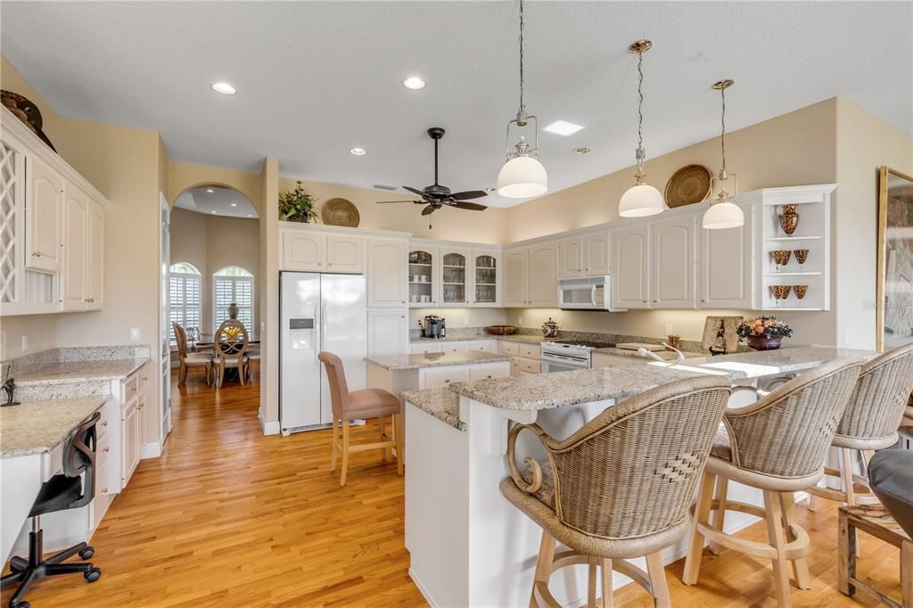 合同活跃: $999,999 (3 贝兹, 3 浴室, 3027 平方英尺)