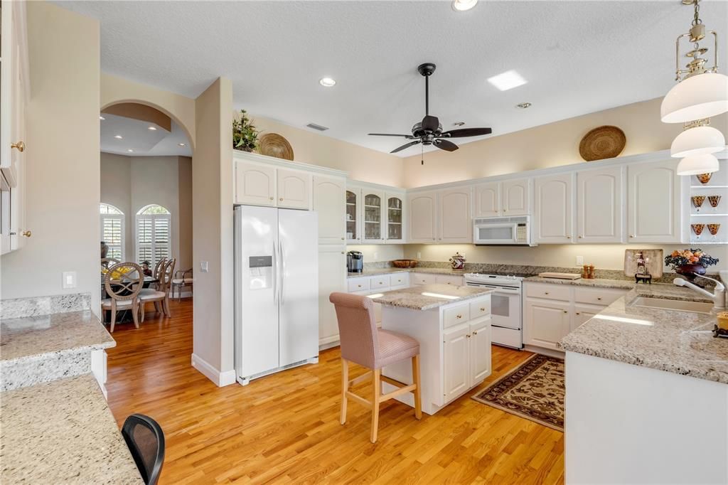 合同活跃: $999,999 (3 贝兹, 3 浴室, 3027 平方英尺)