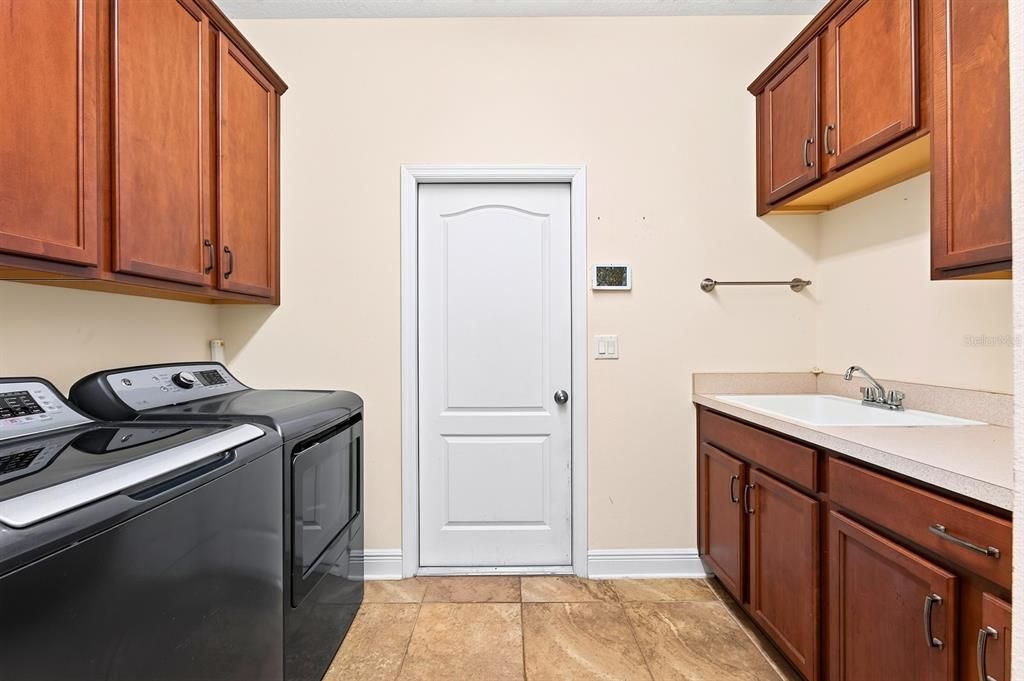 Activo con contrato: $565,000 (4 camas, 3 baños, 2930 Pies cuadrados)