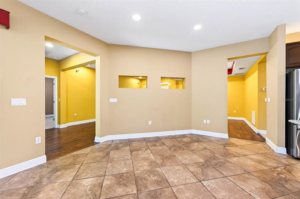 Activo con contrato: $565,000 (4 camas, 3 baños, 2930 Pies cuadrados)