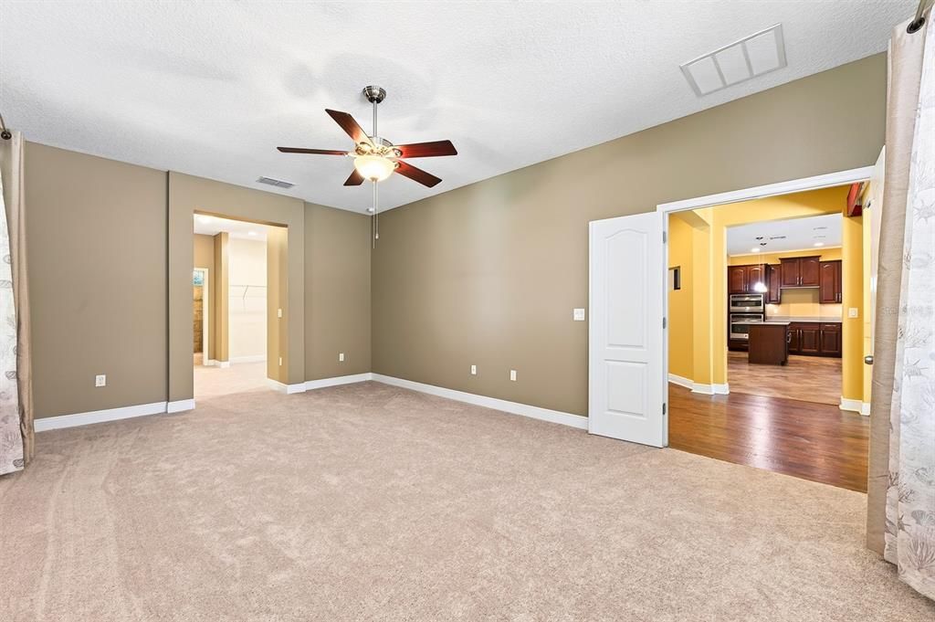 Activo con contrato: $565,000 (4 camas, 3 baños, 2930 Pies cuadrados)