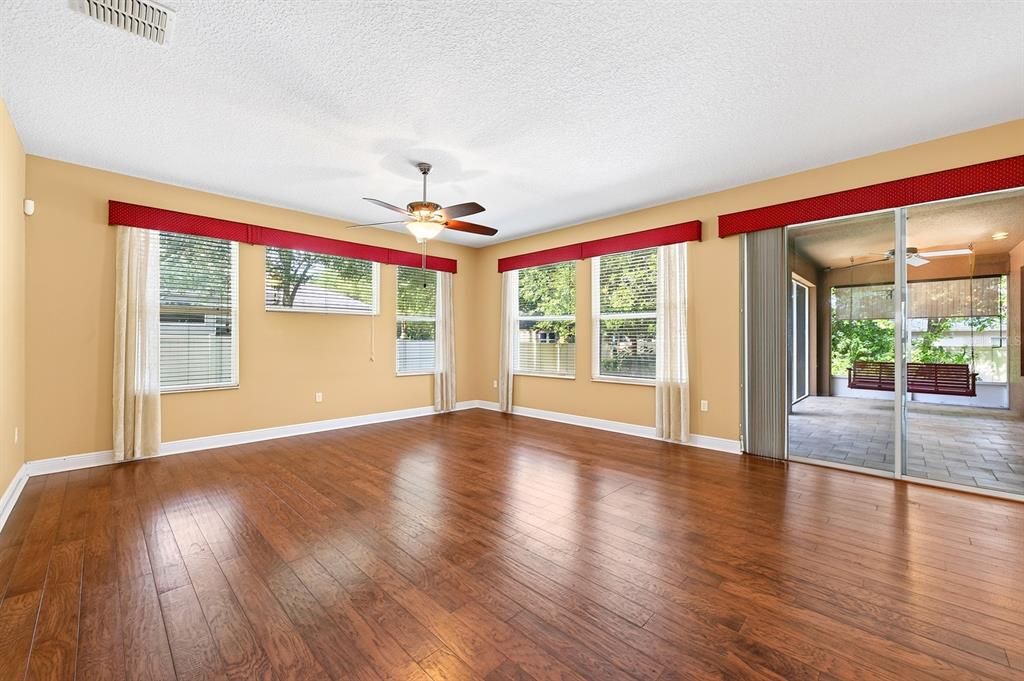 Activo con contrato: $565,000 (4 camas, 3 baños, 2930 Pies cuadrados)