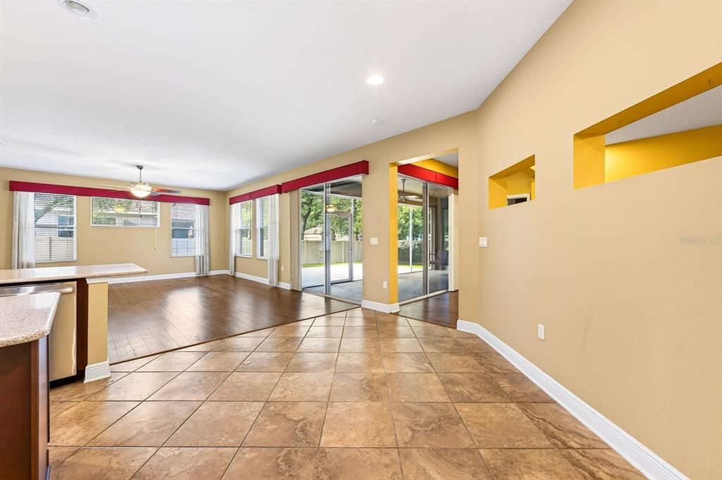 Activo con contrato: $565,000 (4 camas, 3 baños, 2930 Pies cuadrados)
