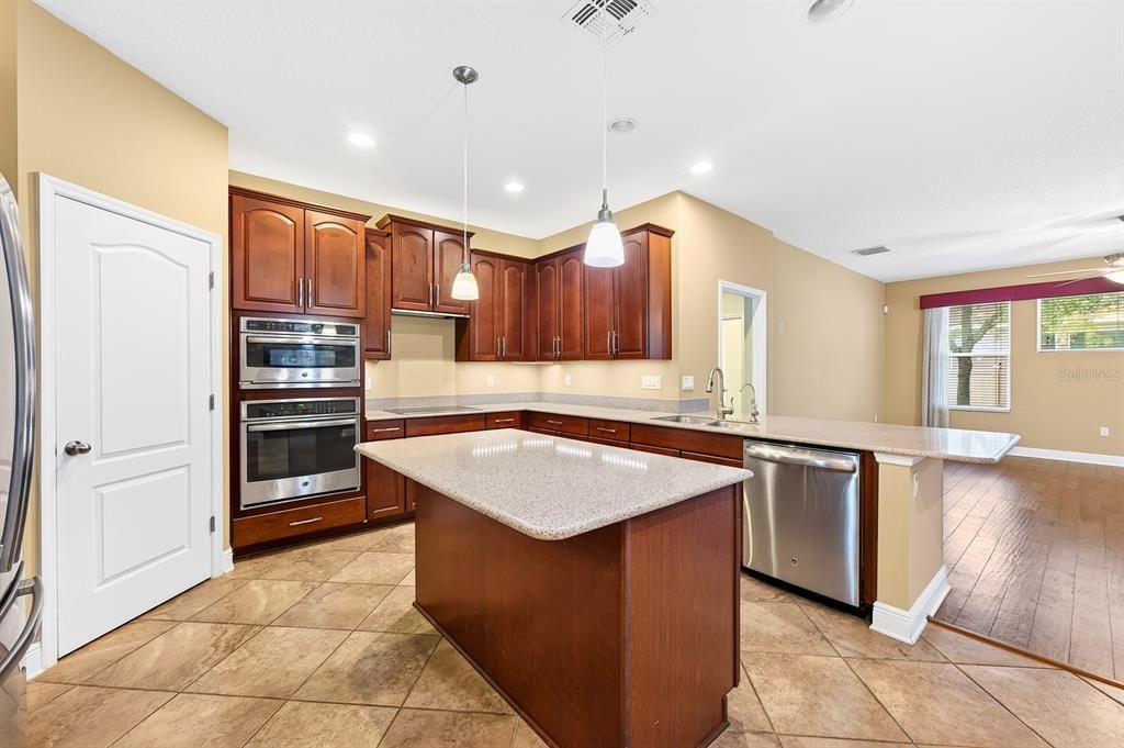 Activo con contrato: $565,000 (4 camas, 3 baños, 2930 Pies cuadrados)