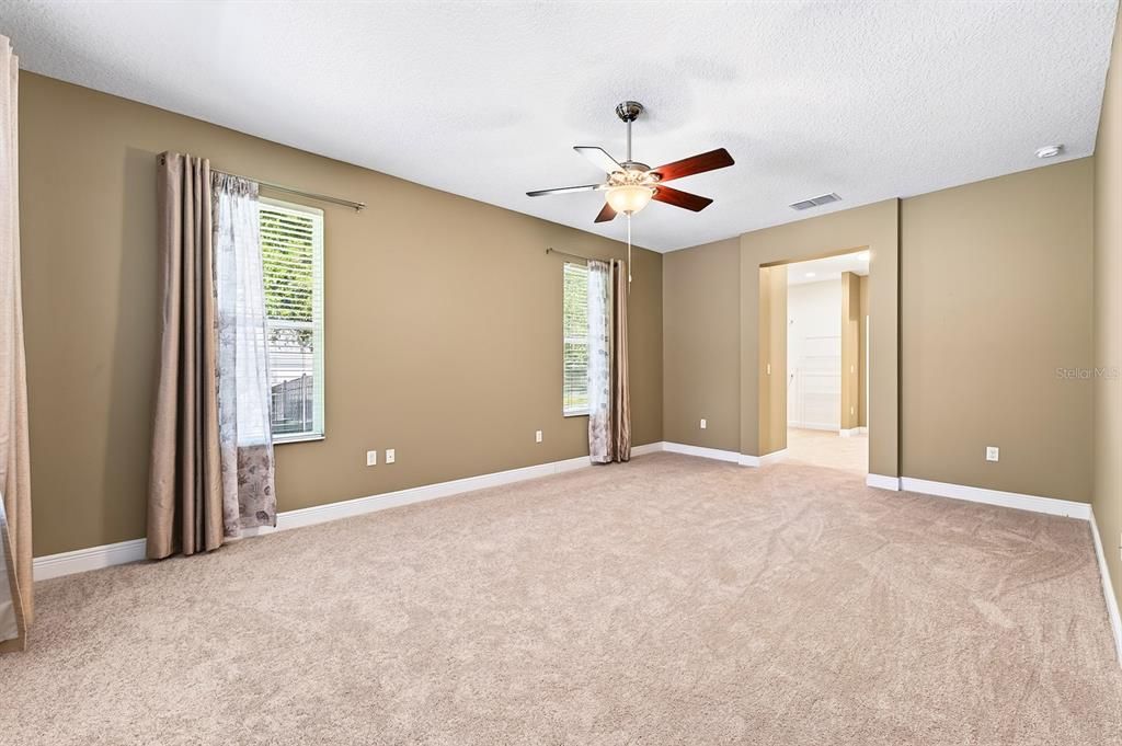 Activo con contrato: $565,000 (4 camas, 3 baños, 2930 Pies cuadrados)