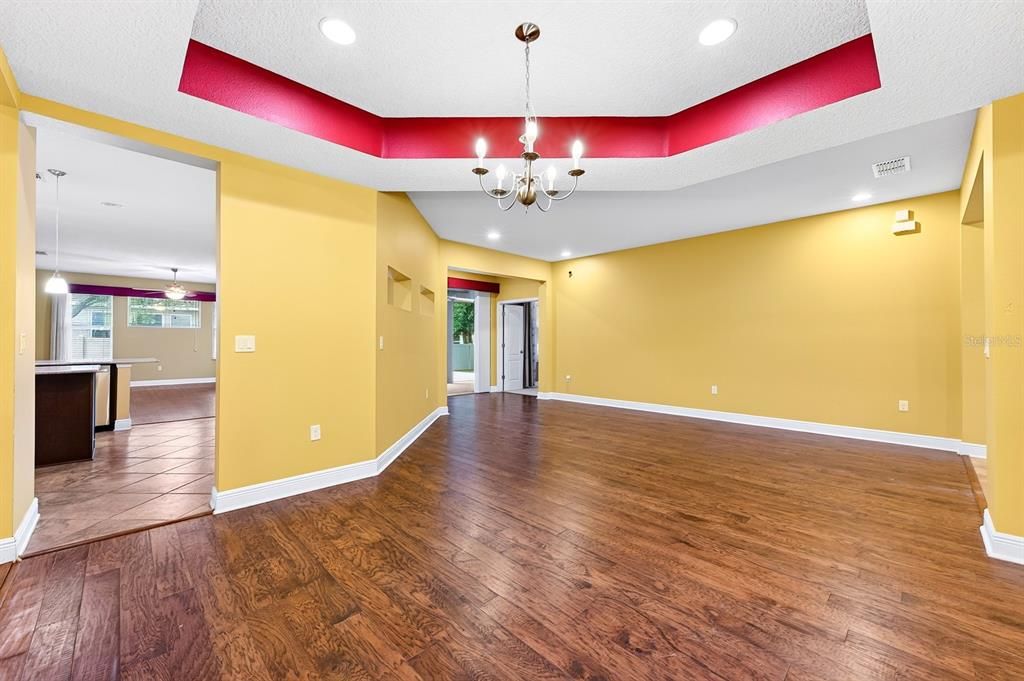 Activo con contrato: $565,000 (4 camas, 3 baños, 2930 Pies cuadrados)