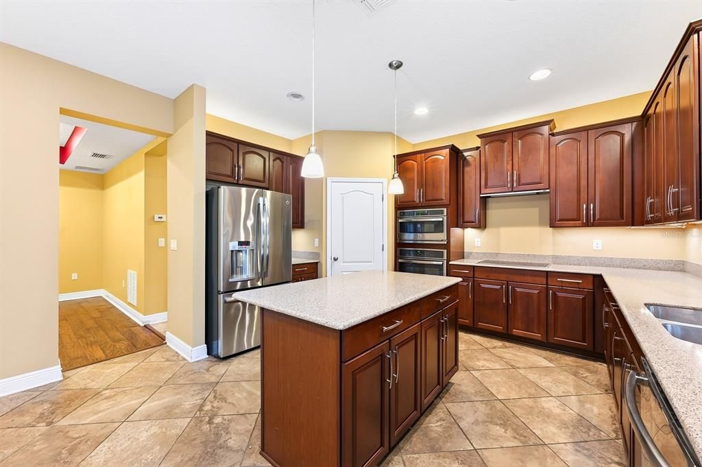 Activo con contrato: $565,000 (4 camas, 3 baños, 2930 Pies cuadrados)
