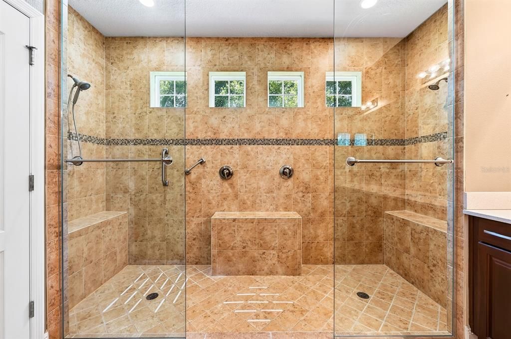 Activo con contrato: $565,000 (4 camas, 3 baños, 2930 Pies cuadrados)