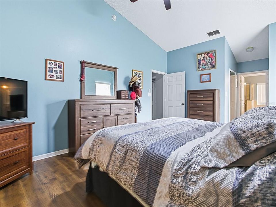 For Sale: $349,900 (3 beds, 2 baths, 2133 Square Feet)