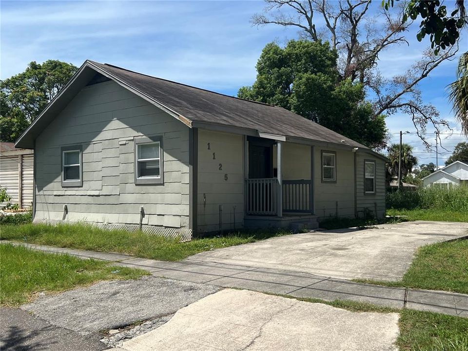 Active With Contract: $1,950 (3 beds, 1 baths, 974 Square Feet)