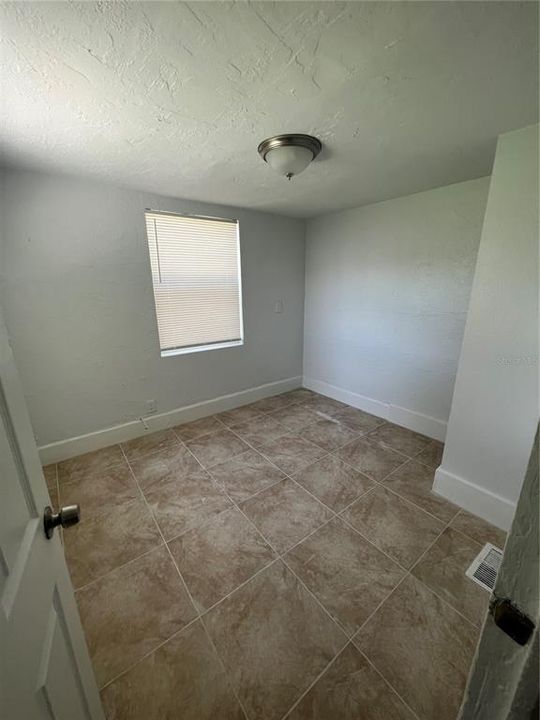 Active With Contract: $1,950 (3 beds, 1 baths, 974 Square Feet)