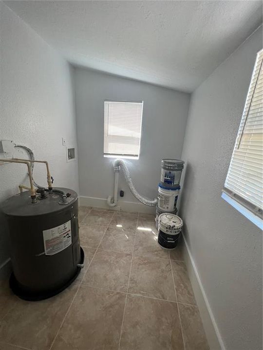 Active With Contract: $1,950 (3 beds, 1 baths, 974 Square Feet)