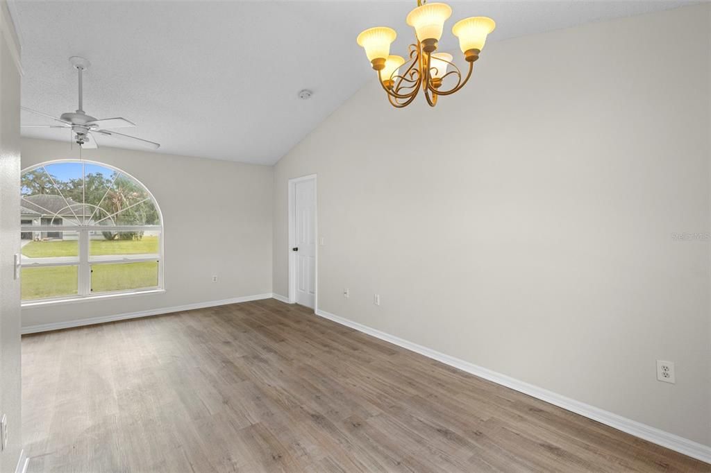 合同活跃: $345,000 (4 贝兹, 2 浴室, 1798 平方英尺)