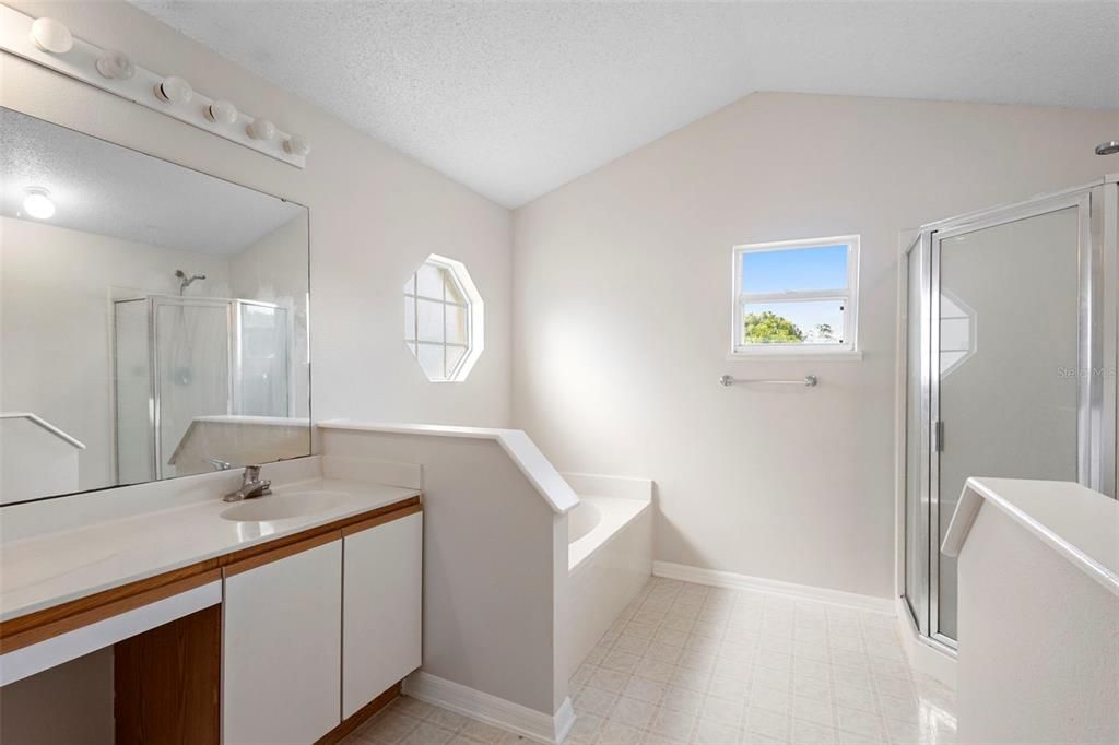 合同活跃: $345,000 (4 贝兹, 2 浴室, 1798 平方英尺)