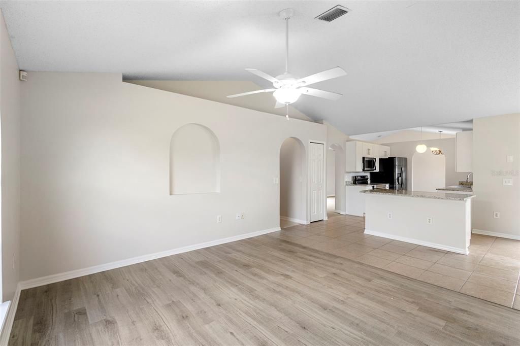 合同活跃: $345,000 (4 贝兹, 2 浴室, 1798 平方英尺)