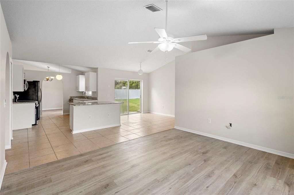 合同活跃: $345,000 (4 贝兹, 2 浴室, 1798 平方英尺)