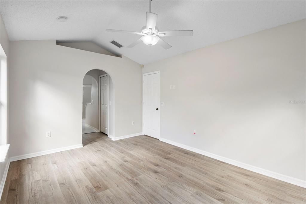 合同活跃: $345,000 (4 贝兹, 2 浴室, 1798 平方英尺)