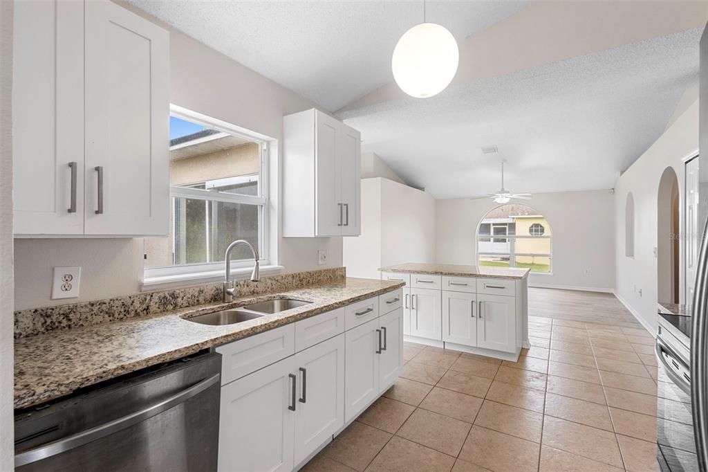 合同活跃: $345,000 (4 贝兹, 2 浴室, 1798 平方英尺)