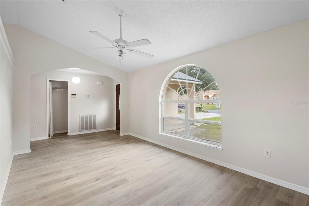 合同活跃: $345,000 (4 贝兹, 2 浴室, 1798 平方英尺)