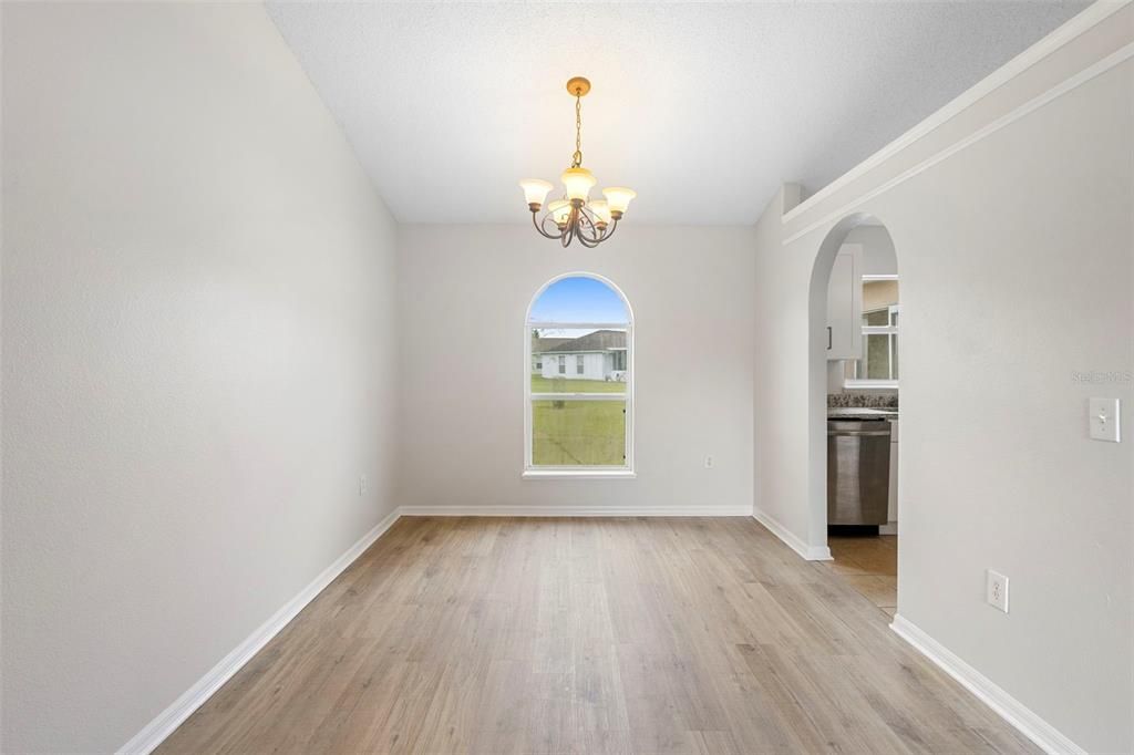 合同活跃: $345,000 (4 贝兹, 2 浴室, 1798 平方英尺)