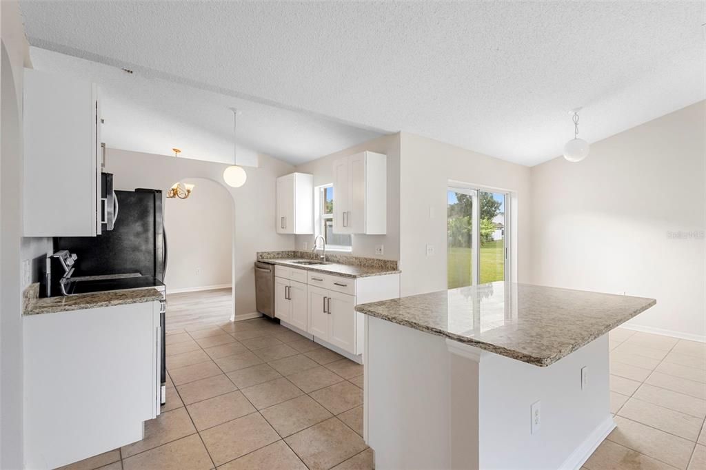 合同活跃: $345,000 (4 贝兹, 2 浴室, 1798 平方英尺)