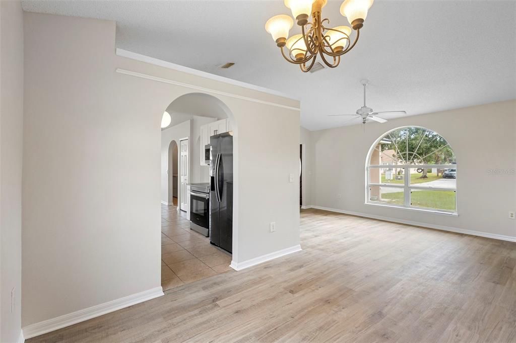 合同活跃: $345,000 (4 贝兹, 2 浴室, 1798 平方英尺)