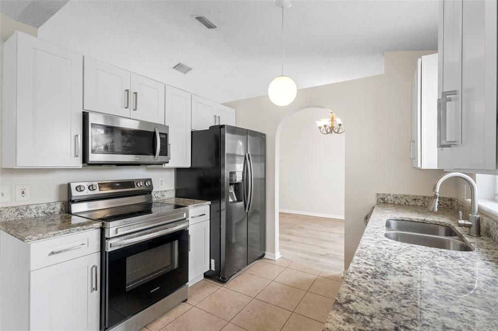 合同活跃: $345,000 (4 贝兹, 2 浴室, 1798 平方英尺)