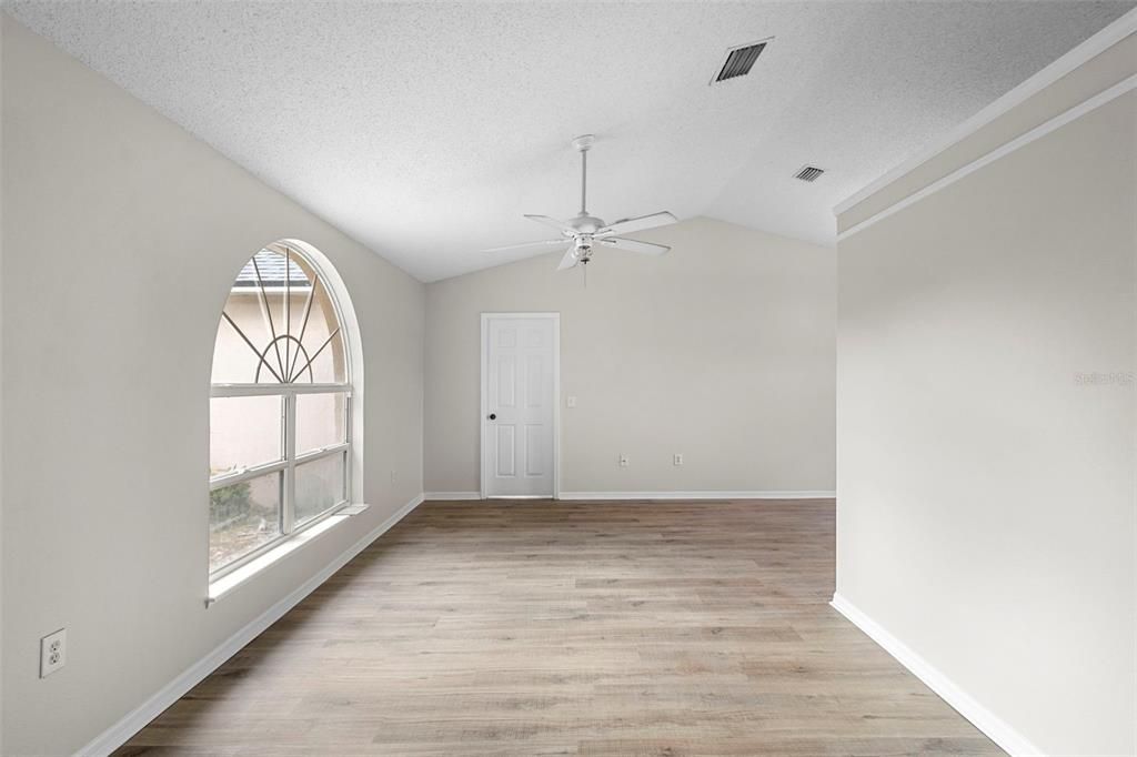 合同活跃: $345,000 (4 贝兹, 2 浴室, 1798 平方英尺)