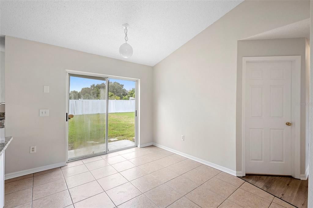 合同活跃: $345,000 (4 贝兹, 2 浴室, 1798 平方英尺)