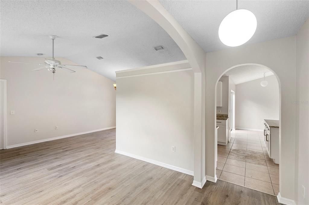 合同活跃: $345,000 (4 贝兹, 2 浴室, 1798 平方英尺)