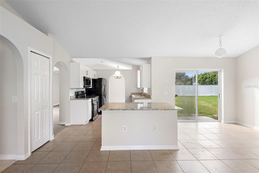 合同活跃: $345,000 (4 贝兹, 2 浴室, 1798 平方英尺)