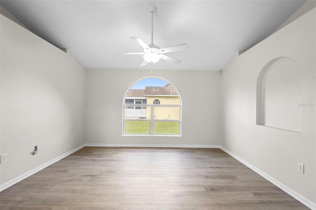 合同活跃: $345,000 (4 贝兹, 2 浴室, 1798 平方英尺)