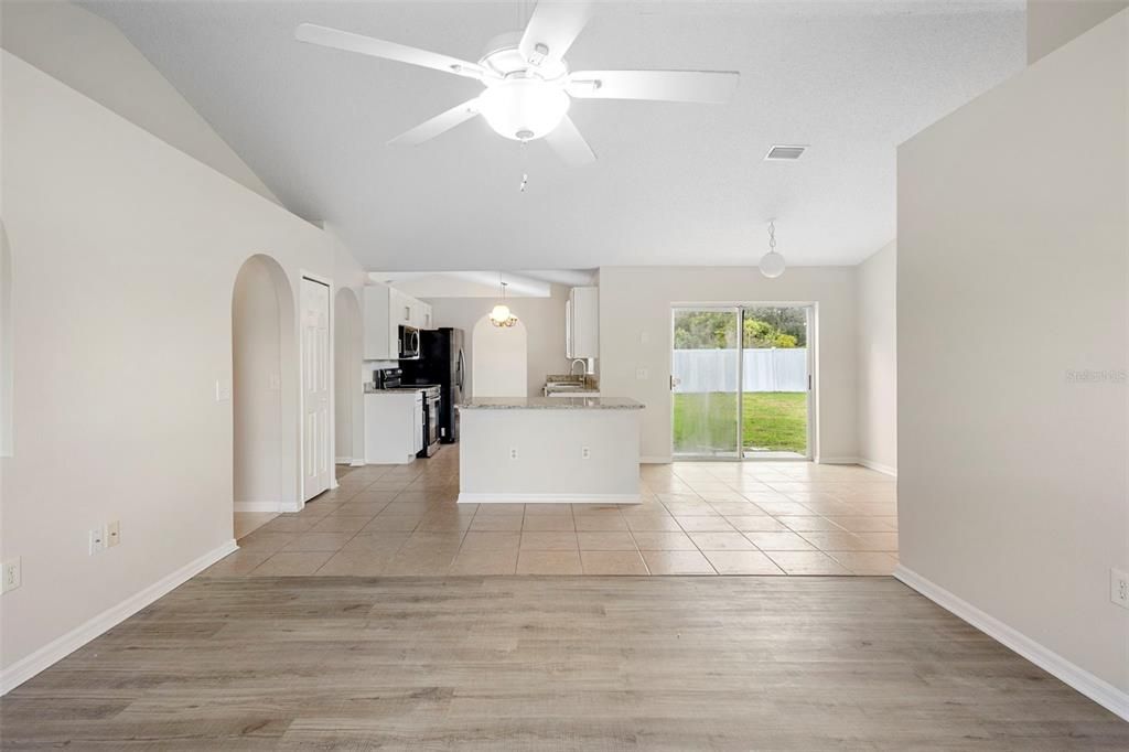 合同活跃: $345,000 (4 贝兹, 2 浴室, 1798 平方英尺)