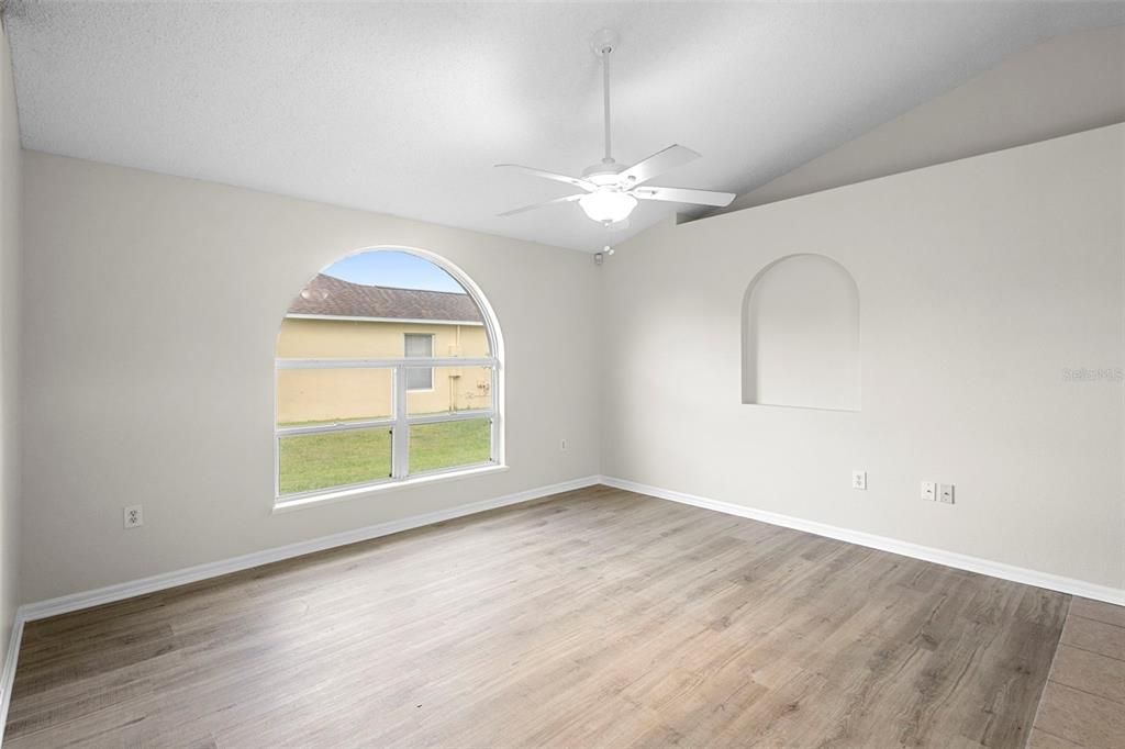 合同活跃: $345,000 (4 贝兹, 2 浴室, 1798 平方英尺)