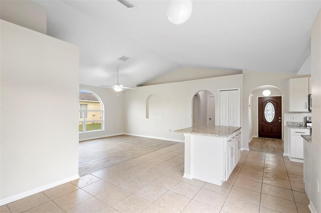 合同活跃: $345,000 (4 贝兹, 2 浴室, 1798 平方英尺)