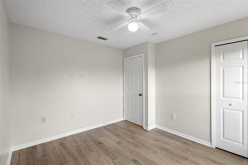 合同活跃: $345,000 (4 贝兹, 2 浴室, 1798 平方英尺)