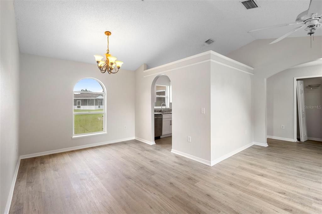 合同活跃: $345,000 (4 贝兹, 2 浴室, 1798 平方英尺)