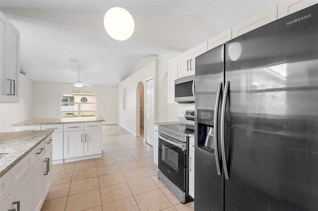 合同活跃: $345,000 (4 贝兹, 2 浴室, 1798 平方英尺)