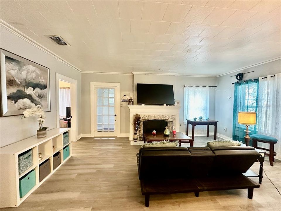 Под контрактом: $149,000 (3 спален, 1 ванн, 1339 Квадратных фут)