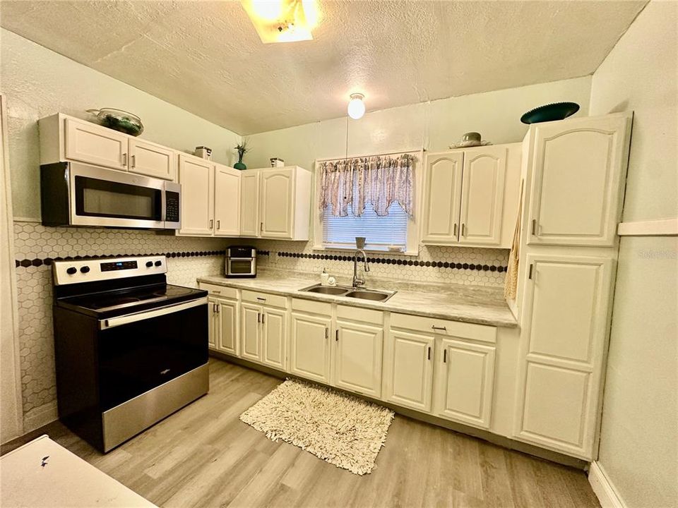 Под контрактом: $149,000 (3 спален, 1 ванн, 1339 Квадратных фут)