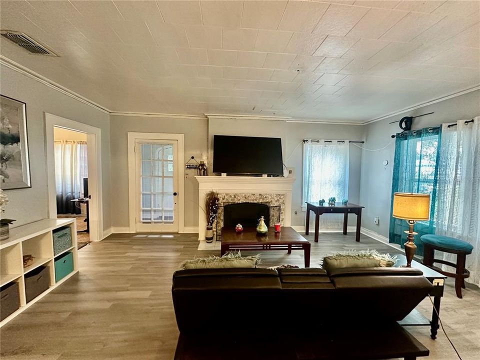 Под контрактом: $149,000 (3 спален, 1 ванн, 1339 Квадратных фут)