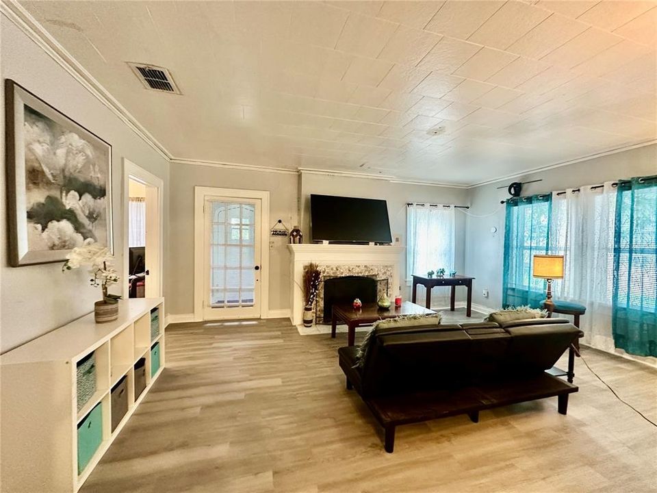 Под контрактом: $149,000 (3 спален, 1 ванн, 1339 Квадратных фут)