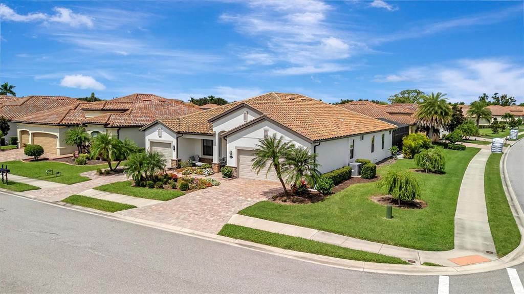 Active With Contract: $879,000 (4 beds, 3 baths, 2406 Square Feet)