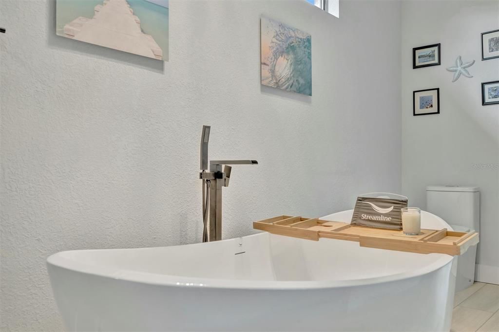 Active With Contract: $879,000 (4 beds, 3 baths, 2406 Square Feet)