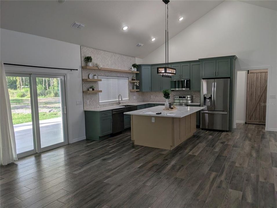 En Venta: $590,000 (3 camas, 2 baños, 1961 Pies cuadrados)