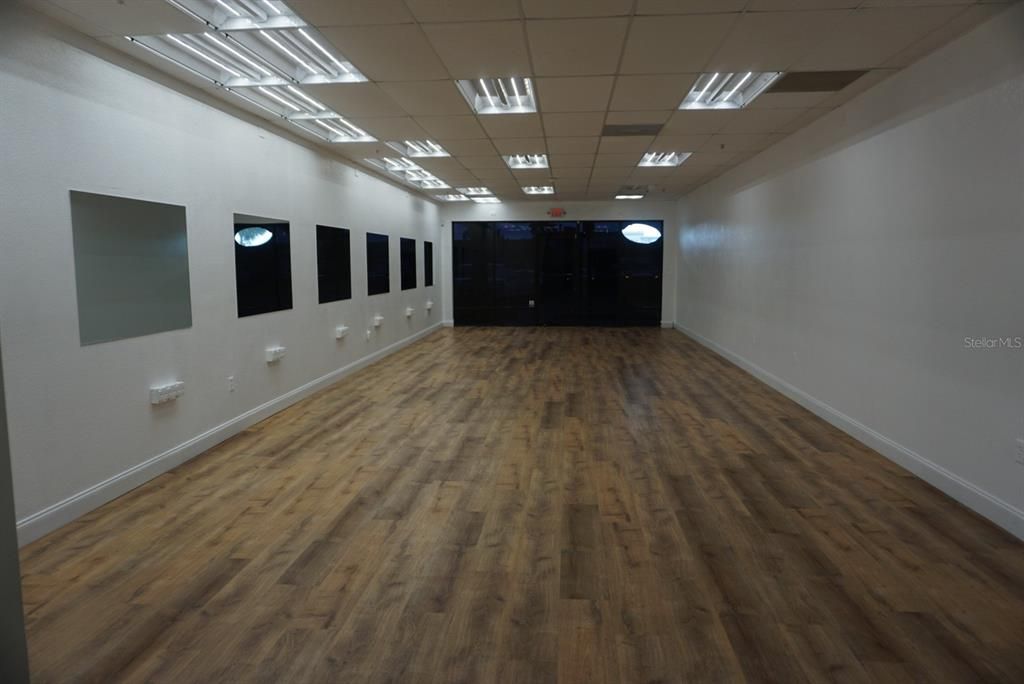 Под контрактом: $210,000 (0 спален, 0 ванн, 1044 Квадратных фут)