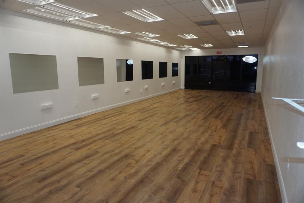 Под контрактом: $210,000 (0 спален, 0 ванн, 1044 Квадратных фут)