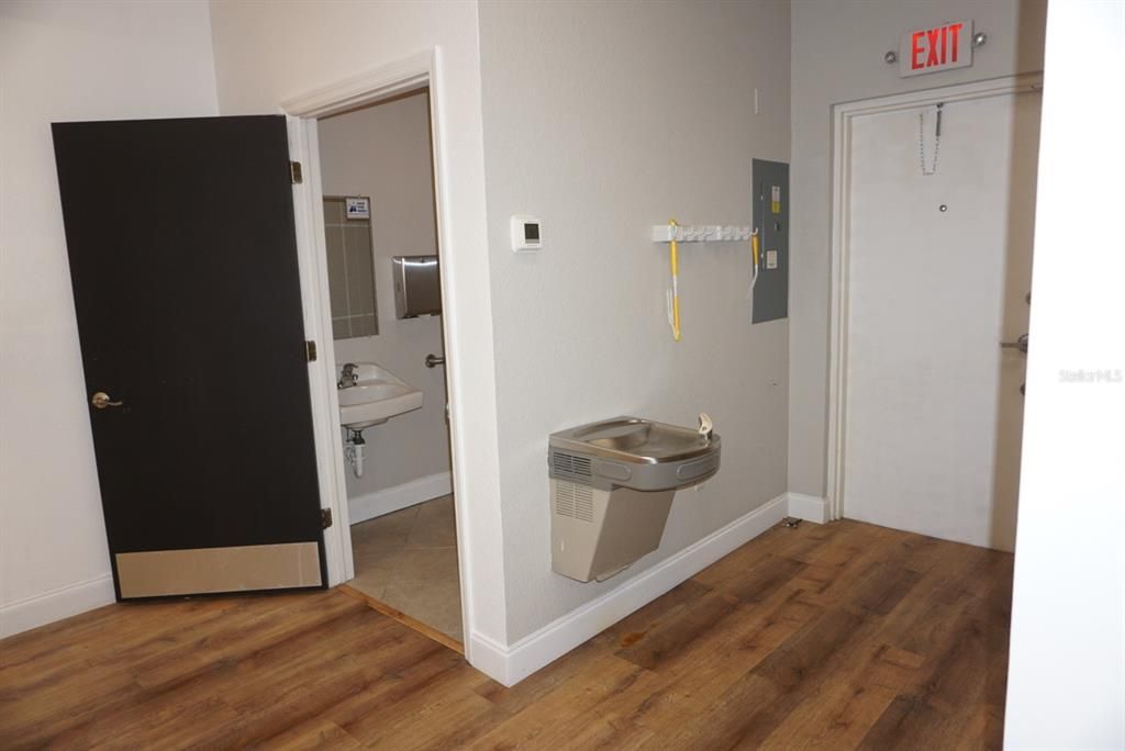 Под контрактом: $210,000 (0 спален, 0 ванн, 1044 Квадратных фут)