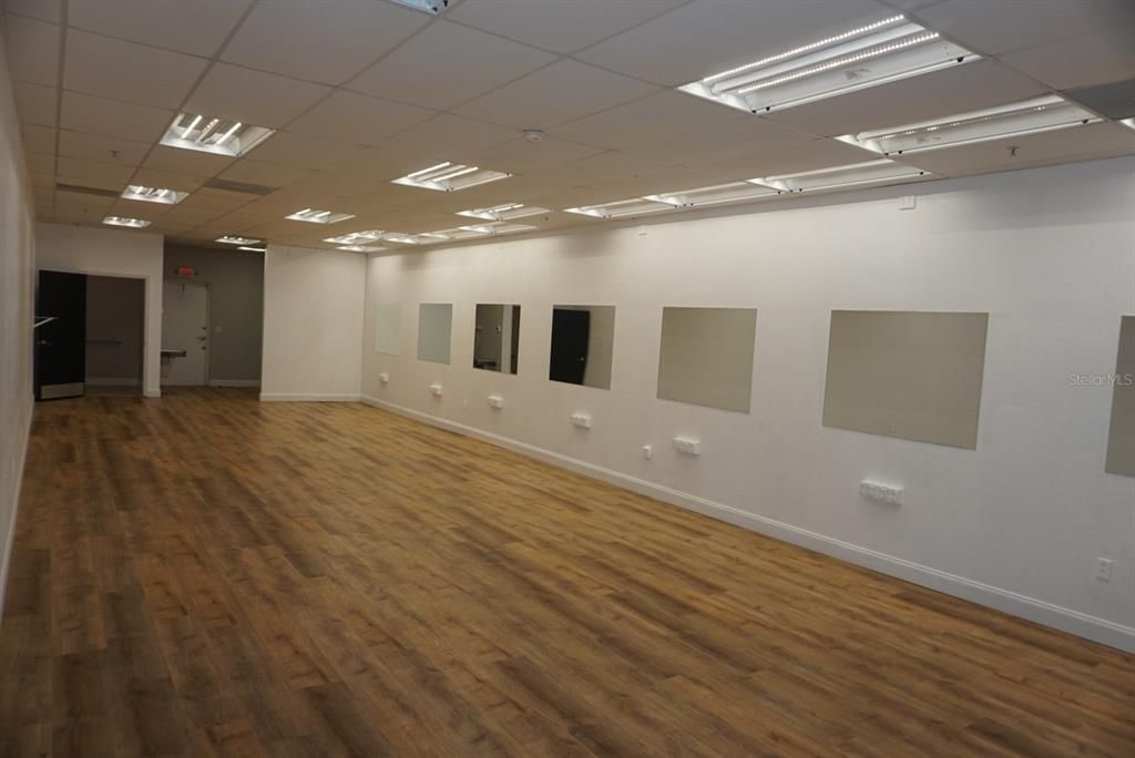 Под контрактом: $210,000 (0 спален, 0 ванн, 1044 Квадратных фут)