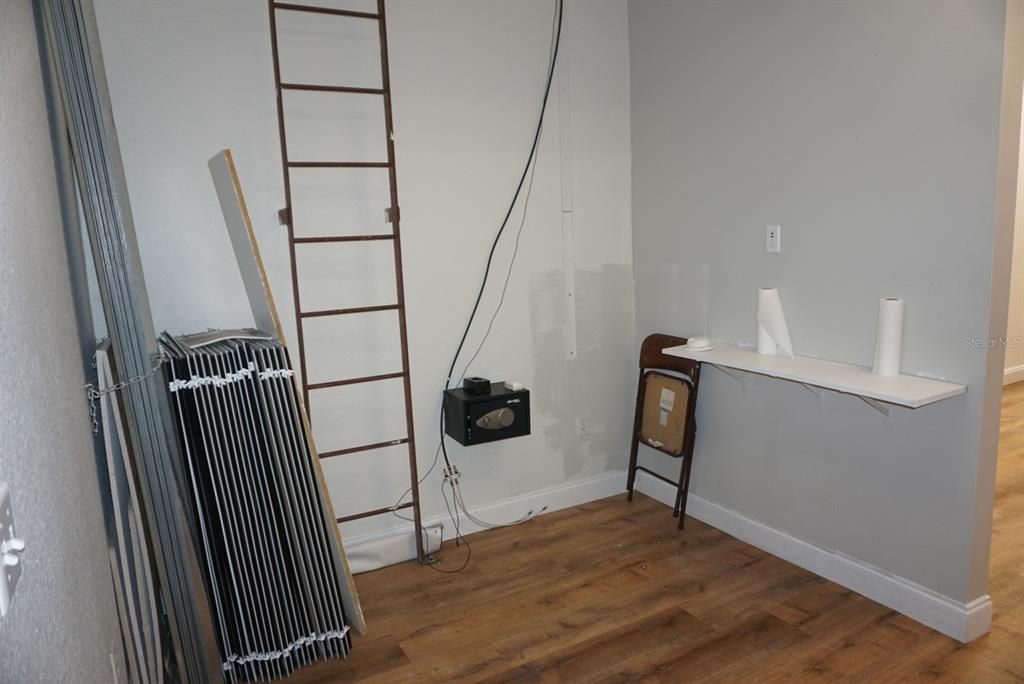 Под контрактом: $210,000 (0 спален, 0 ванн, 1044 Квадратных фут)